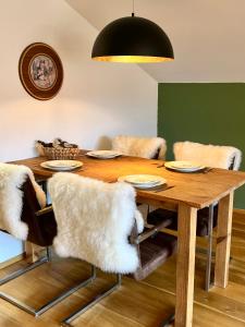 a dining room with a wooden table and chairs at BERGFEX Jägersberg mit Sommer-Bergbahnticket in Oberstdorf