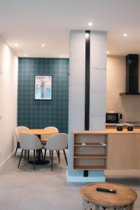 a kitchen and dining room with a table and chairs at Matt-Claire apartamentos in Valladolid +30 photos