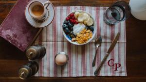 una mesa con un bol de fruta y una taza de café en L'Angelica Corte Palazzina, Country Retreat, en Saló
