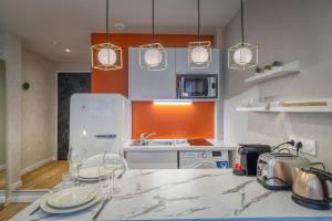 Η κουζίνα ή μικρή κουζίνα στο R'Apparts Luxury Studio 8