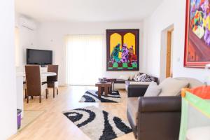una sala de estar con un sofá y una mesa en Apartmani Merlin, en Soko Banja