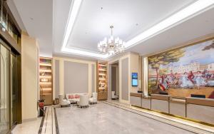 TV a/nebo společenská místnost v ubytování Vienna Hotel Chengdu Tianfu Airport Wanhui Center