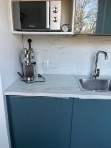 Kuchyňa alebo kuchynka v ubytovaní AL-DOM apartamenty Kniewskiego 11 Kolobrzeg