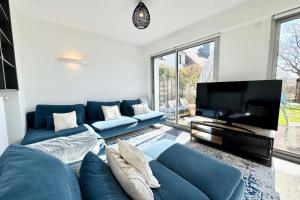 TV a/nebo společenská místnost v ubytování Maison cosy rénovée - Jardin - 50m des plages
