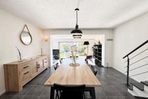 Fotografie z fotogalerie ubytování Maison cosy rénovée - Jardin - 50m des plages v destinaci Larmor-Plage