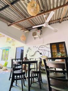 une salle à manger avec une table et des chaises et un ventilateur de plafond dans l'établissement Surferce dream guest house, à Ahangama