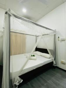 un lit à baldaquin dans une chambre dans l'établissement Surferce dream guest house, à Ahangama