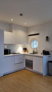 Una cocina o zona de cocina en Sleep6 In Leicester Square, Soho VR7