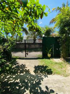 une clôture verte avec un portail dans une cour dans l'établissement Surferce dream guest house, à Ahangama 37 autres photos