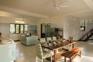 Χώρος καθιστικού στο Maravanthe Beach House EWA Properties