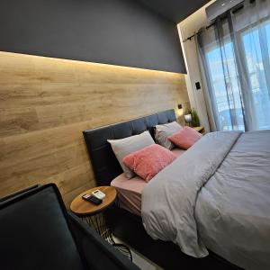 Postel nebo postele na pokoji v ubytování Central 5 Modern Apartment with free parking