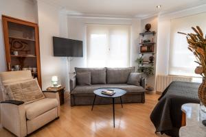 Un lugar para sentarse en Estudio reformado en Puerto Chico Santander 13 fotos más