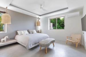 En eller flere senge i et værelse på Breathtaking Baya Neya Apt Private Pool Sea View + 8 billeder