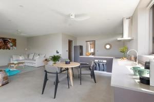 Et opholdsområde på Breathtaking Baya Neya Apt Private Pool Sea View