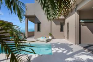 Swimmingpoolen hos eller tæt på Breathtaking Baya Neya Apt Private Pool Sea View