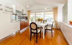 eine Küche mit einem Tisch und Stühlen sowie ein Esszimmer in der Unterkunft Apartment Oliva allegra in Split