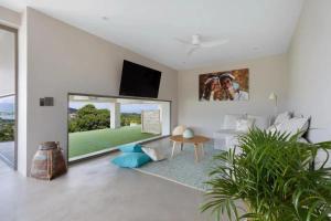 Et tv og/eller underholdning på Breathtaking Baya Neya Apt Private Pool Sea View