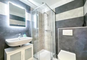 FriedeburgAccommodation 79-11的带玻璃淋浴和水槽的浴室 更多12张照片