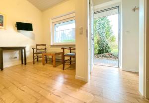 FriedeburgAccommodation 79-11的开放式的客厅,配有桌子和窗户