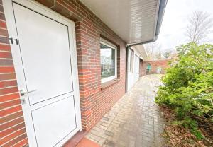 FriedeburgAccommodation 79-11的砖楼边的白色门