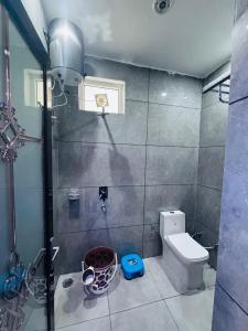Un baño con ducha y WC. en Hotel Paradise Palm, en Rishīkesh
