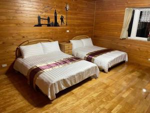 Postel nebo postele na pokoji v ubytování 桃山渡假農場