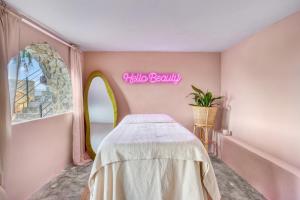 Postel nebo postele na pokoji v ubytování Villa near Valencia 17PAX, Pool, Cinema, BBQ, KidsRoom