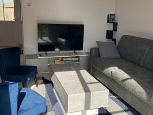 Posezení v ubytování Maison moderne près du centre avec jardin et WIFI - FR-1-418-266