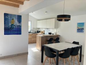 Kuchyň nebo kuchyňský kout v ubytování Maison moderne près du centre avec jardin et WIFI - FR-1-418-266