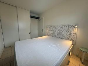 a bedroom with a white bed in a room at Charmant T2 rénové avec terrasse proche plage - FR-1-239-1106 in Ciboure