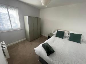 Postel nebo postele na pokoji v ubytování Horsforth Studios- A Home From Home Perfectly Located 6 minutes to LBA Airport and a 1 Minute Walk to the Station- Sleeps up to 4