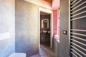 Ένα μπάνιο στο Varenna Apartments by Wonderful Italy +74 φωτογραφίες