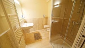 Koupelna v ubytování Destiny Home & rooms Soave + 14 fotografií