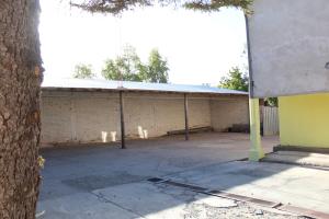 an empty parking lot in a brick building at Hotel Punto Sur Avenida in Malargüe