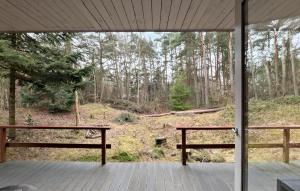 due panchine su un portico con vista sulla foresta di 5 Bedroom Nice Home In Hadsund a Hadsund