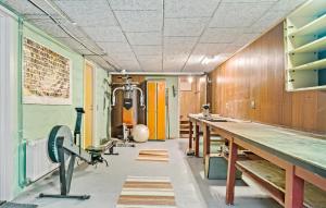 una stanza con tavolo e macchina di 5 Bedroom Nice Home In Hadsund a Hadsund Altre 17 foto