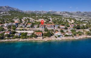 Una vista aérea de una pequeña isla en el agua. en Amazing Apartment In Baric Draga, en Barić Draga