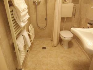 A bathroom at Hotel Ca' Formenta