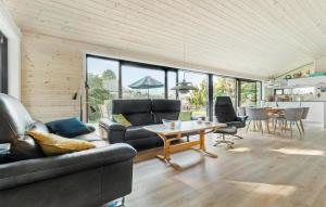 Ruang duduk di Stunning Home In Dronningmølle