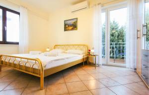 ein Schlafzimmer mit einem Bett und einem großen Fenster in der Unterkunft 1 Bedroom Nice Apartment In Jezera in Vrelo Koreničko