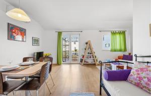 Χώρος καθιστικού στο Awesome Apartment In Zaton With Wifi