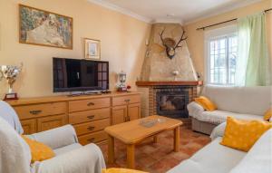 Μια τηλεόραση ή/και κέντρο ψυχαγωγίας στο Beautiful Home In El Palmar With Wifi