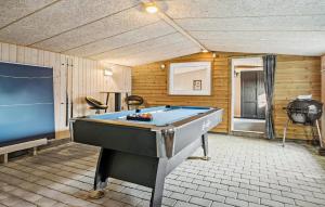 una mesa de billar en medio de una habitación en 3 Bedroom Awesome Home In Haderslev, en Haderslev 10 fotos más