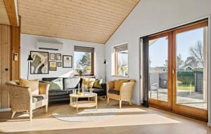una sala de estar con un sofá y sillas en 3 Bedroom Awesome Home In Haderslev, en Haderslev