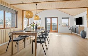 Un comedor con mesa y sillas en 3 Bedroom Awesome Home In Haderslev, en Haderslev