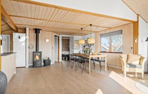 cocina y sala de estar con mesa y chimenea en 3 Bedroom Awesome Home In Haderslev, en Haderslev
