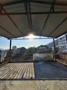 Balkón nebo terasa v ubytování LandLopers Hostel