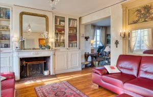 ヴェルノンにある3 Bedroom Awesome Home In Vernonのリビングルーム(赤いソファ、暖炉付)