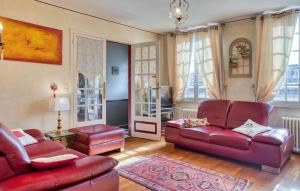 ヴェルノンにある3 Bedroom Awesome Home In Vernonのリビングルーム(赤い革張りの家具、窓付)