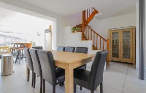 Φωτογραφία από το άλμπουμ του 4 Bedroom Awesome Home In Petite-Synthe σε Petite-Synthe